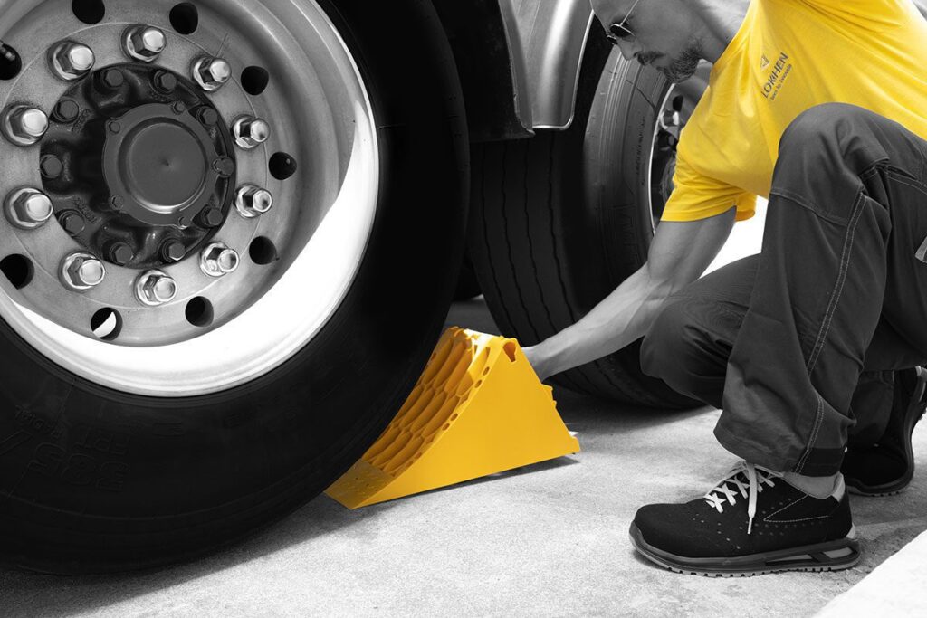 CROWNY heavy duty wheel chock for HGVs, trailers; Durable thermoplastic design